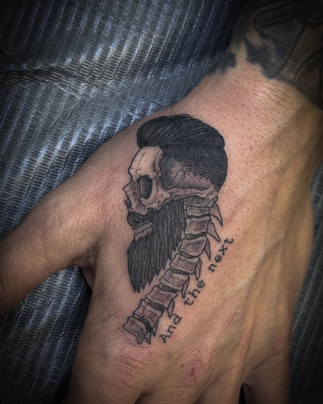 Skull and spine realism tattoo on the hand by 𝔻𝕖𝕣𝕣𝕚𝕔𝕜 𝔹𝕦𝕪𝕖𝕒, East Aurora, New York