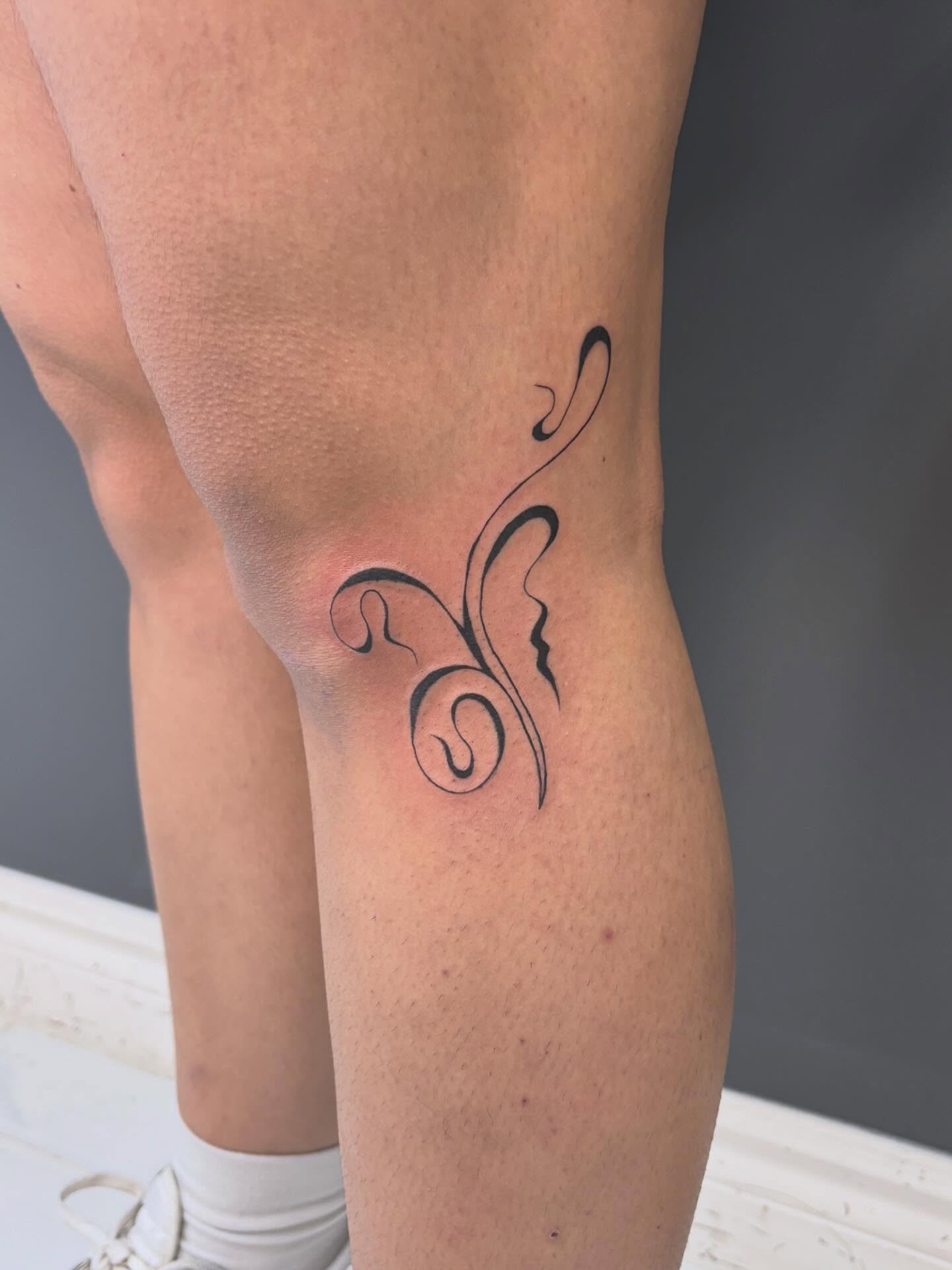 Swirls black and grey tattoo on the thigh by ꜱʜɪʀʟᴇʏ