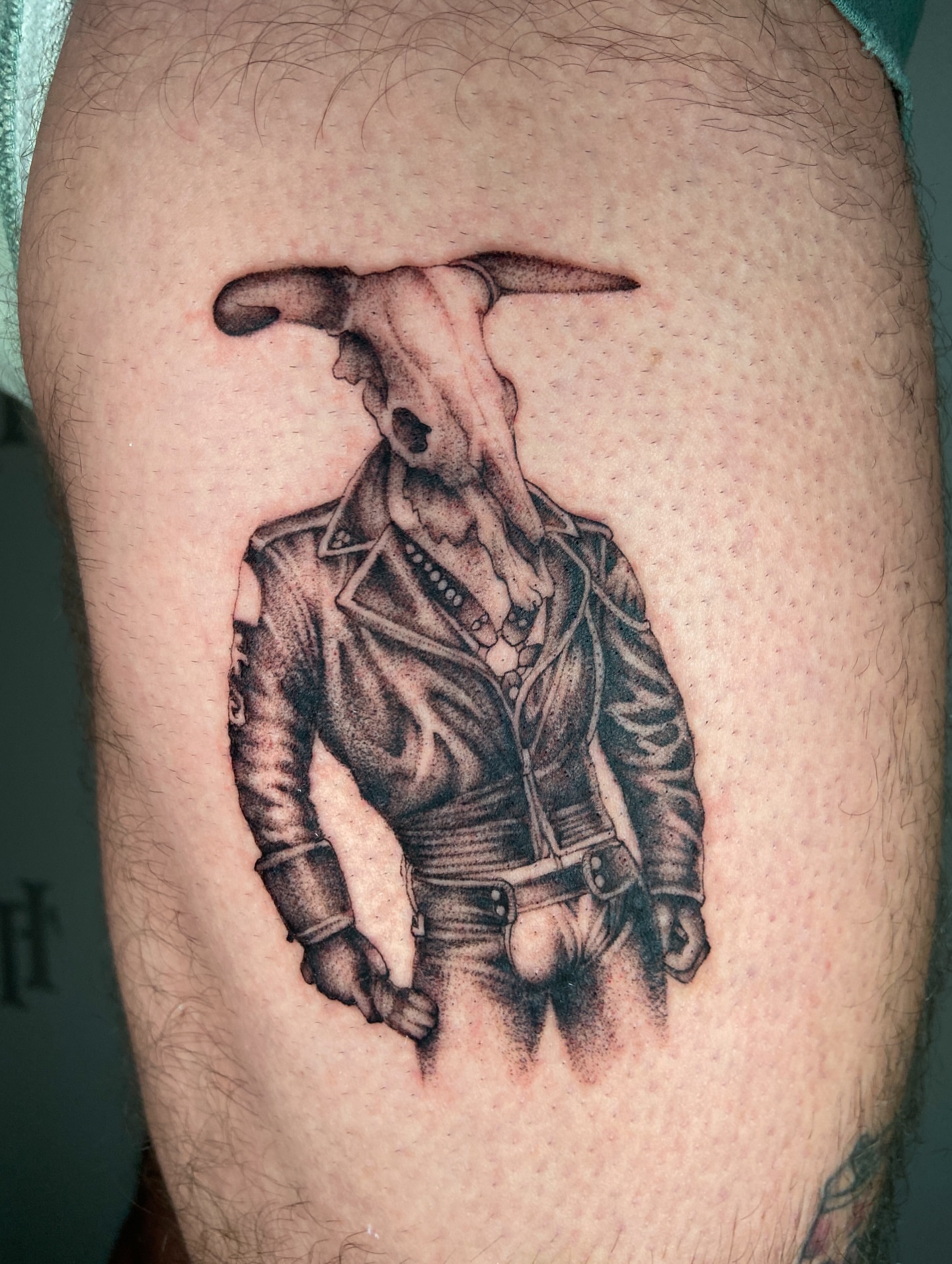 Tattoo by @quinndoskis — black_and_grey