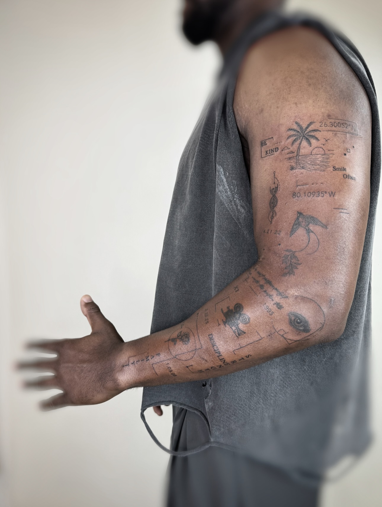 Geometric geometric tattoo on the upper arm by Jadyn Pang