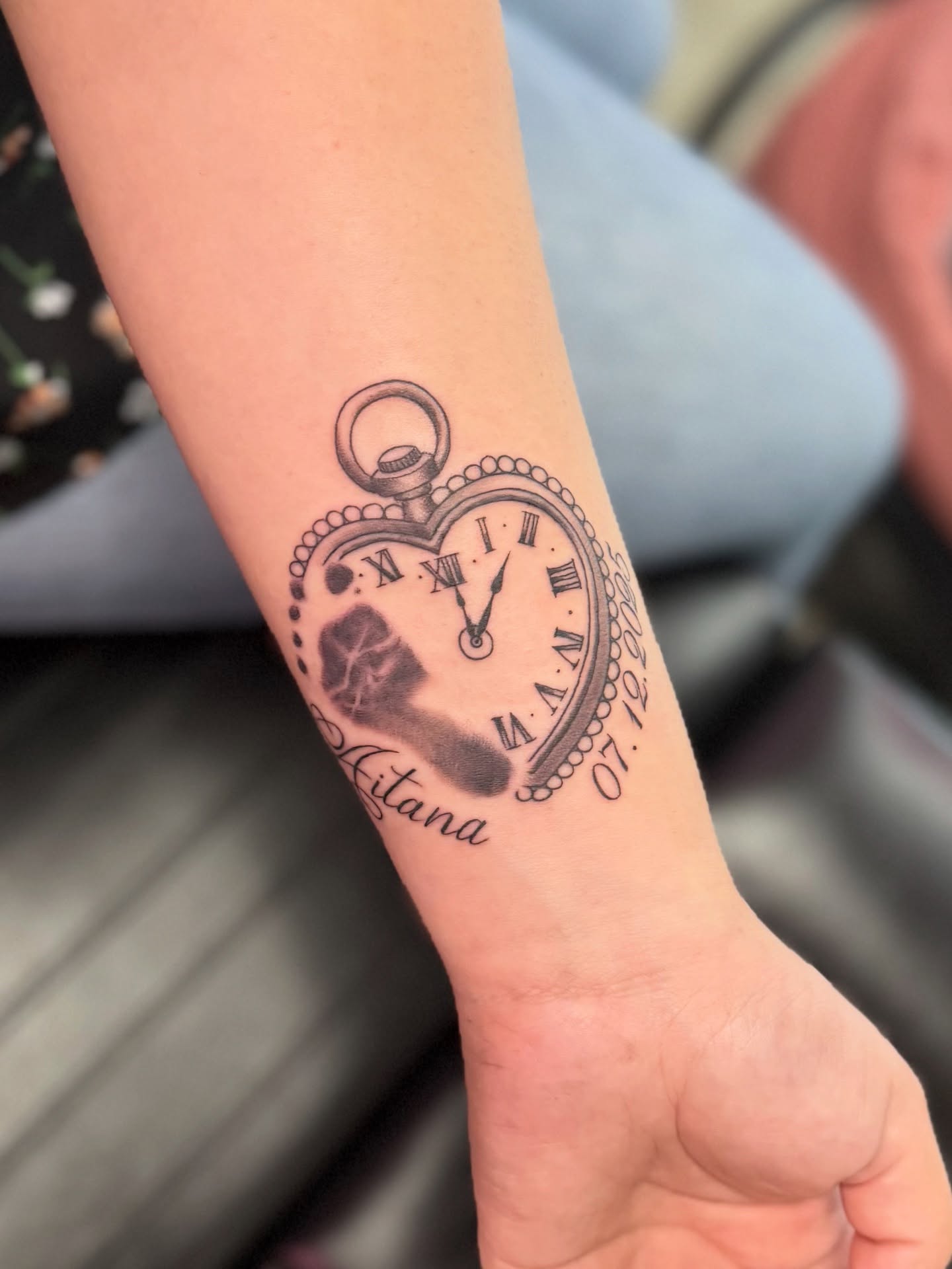 Heart-shaped clock black and grey tattoo on the forearm by Toni🌊