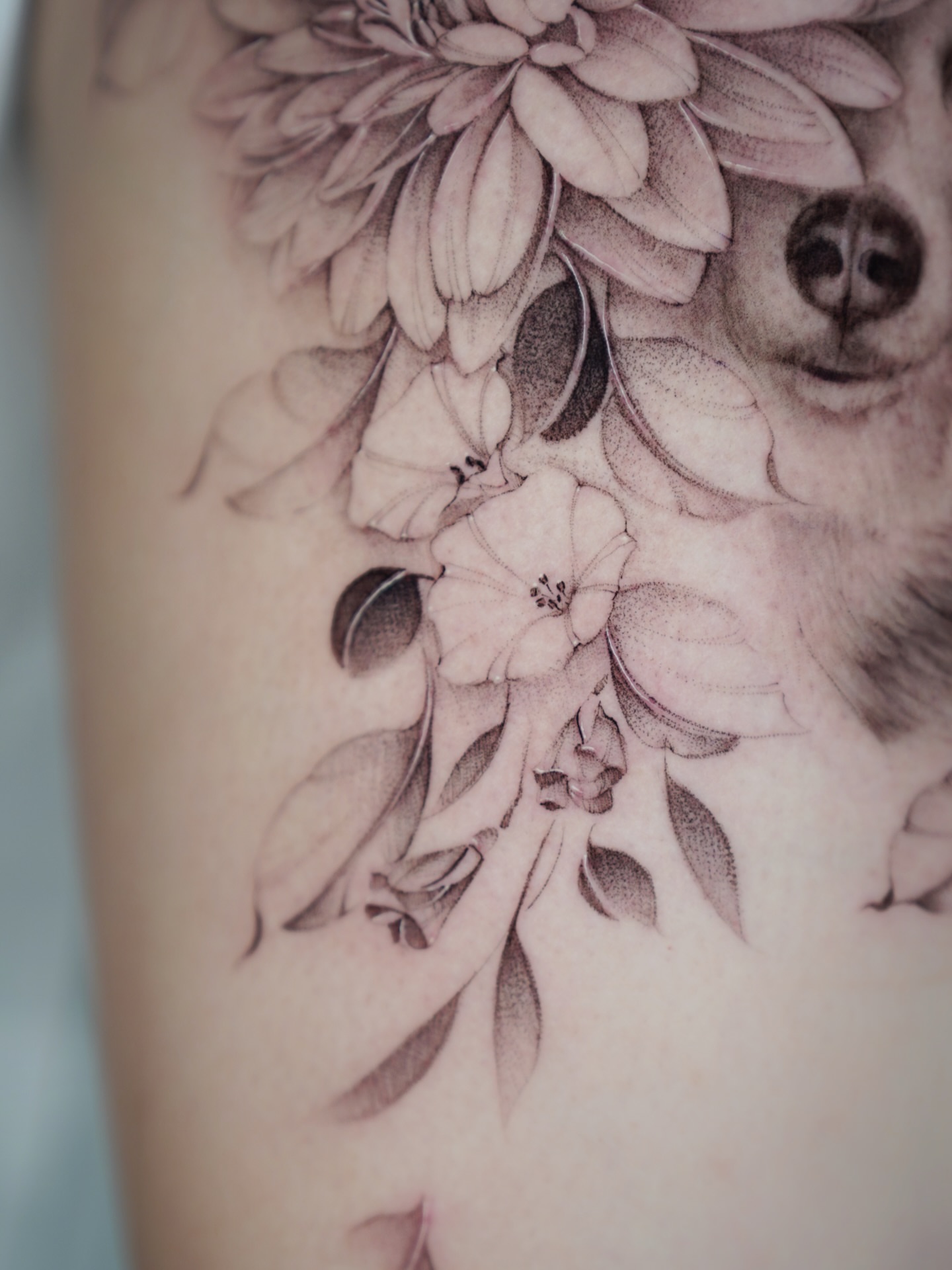 Floral arrangement realism tattoo on the thigh by Bel Fernandez