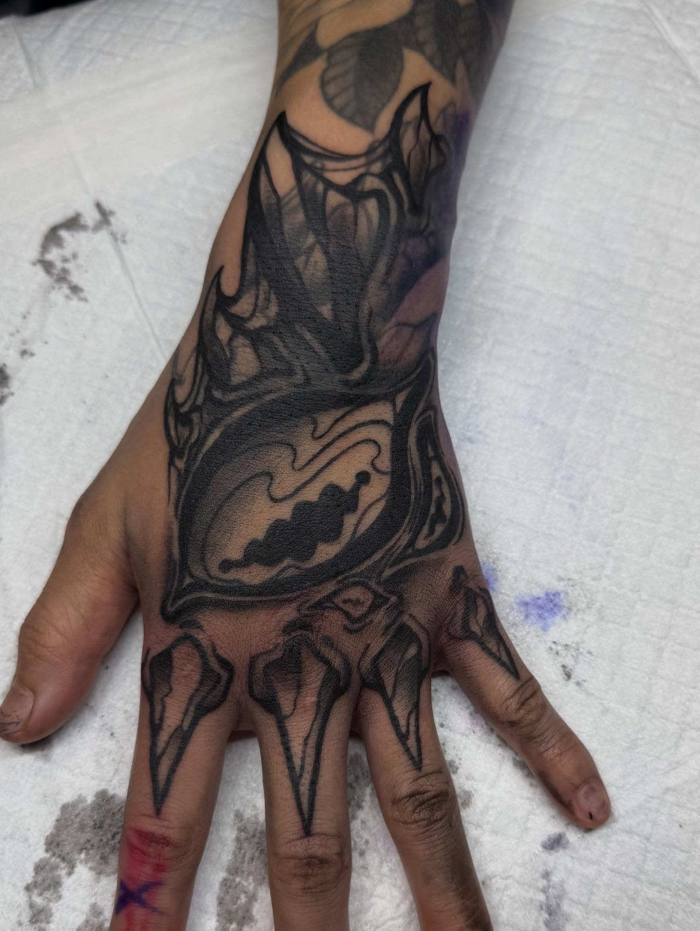 Tattoo by @nicoleroartattoos — black_and_grey