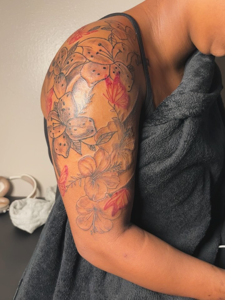 Flowers and butterflies fine line tattoo on the upper arm by Mc X Happo