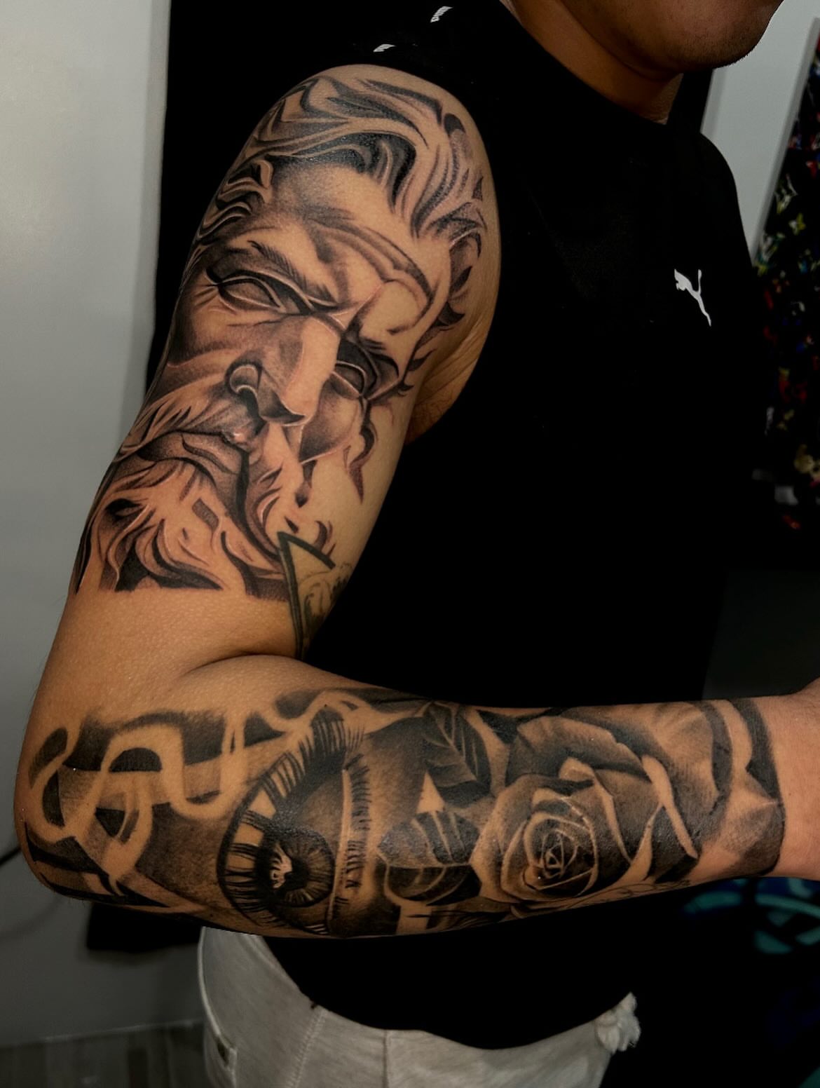 Man with lion and roses realism tattoo on the upper arm by ▪️JhonnyElias TATTOO ▪️