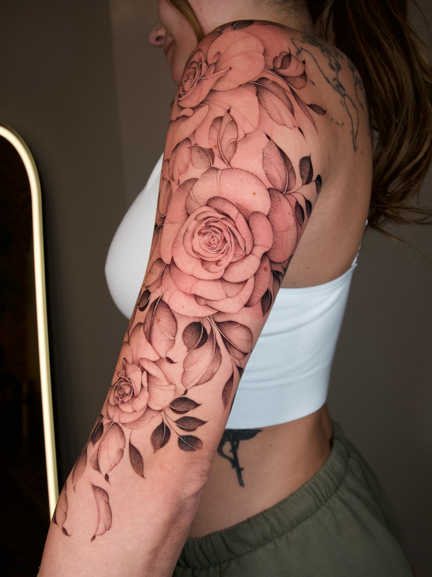 Roses black and grey tattoo on the upper arm by Bel Fernandez