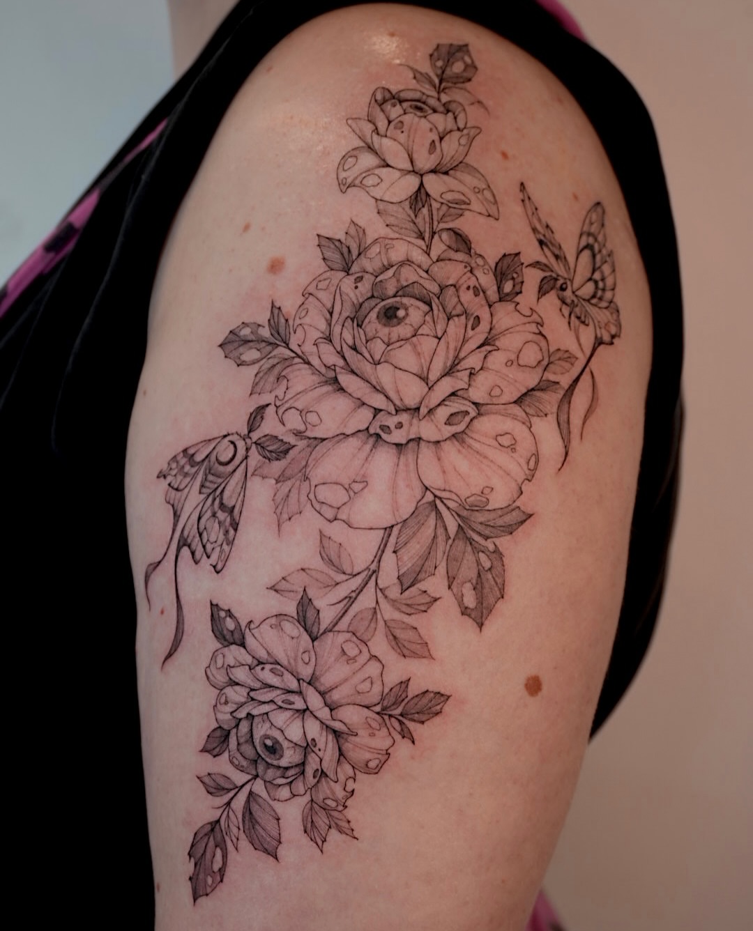Floral bouquet realism tattoo on the shoulder by Hyn[hin]