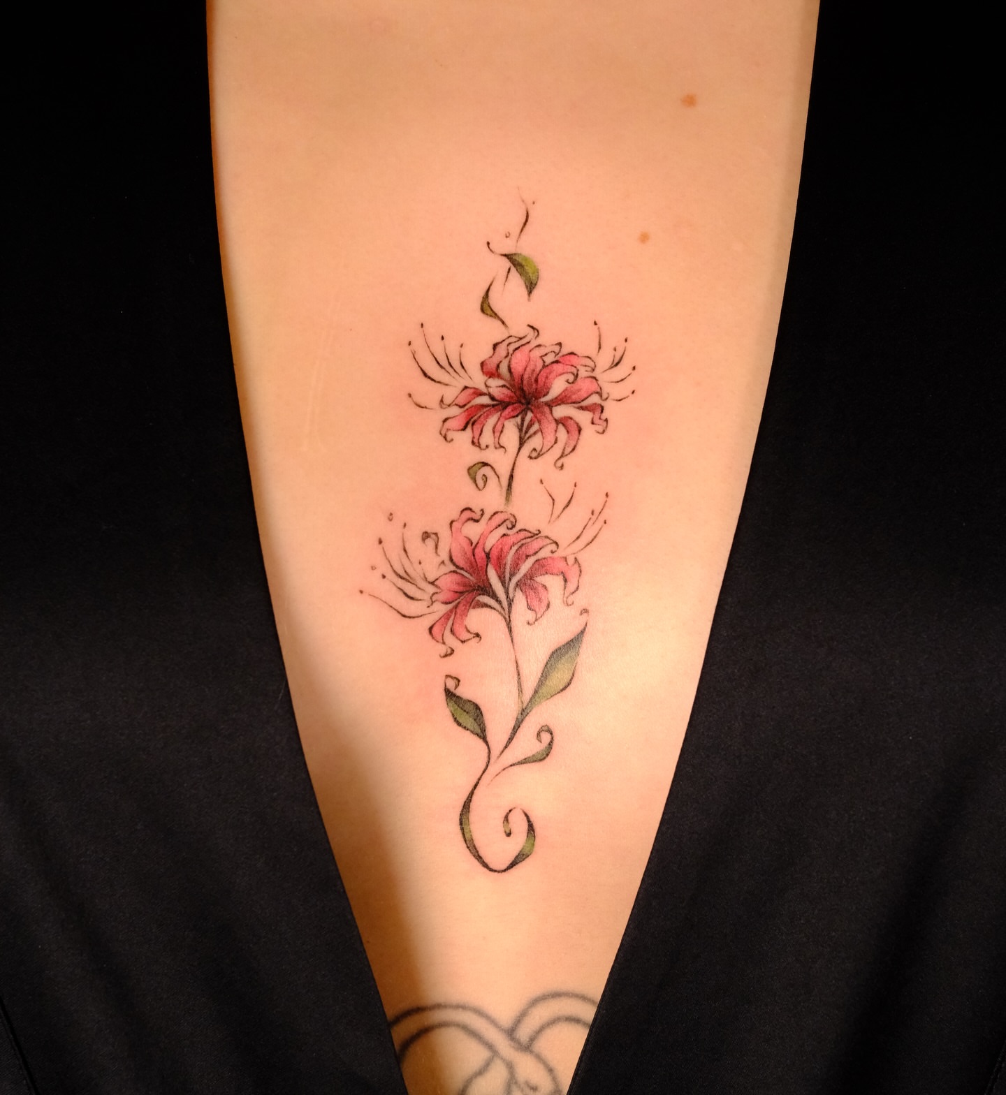 Lilies watercolor tattoo on the forearm by ââŪ. Ý ðķðð―ððð âðĶđËâ seattle tattoo artist, Seattle, Washington