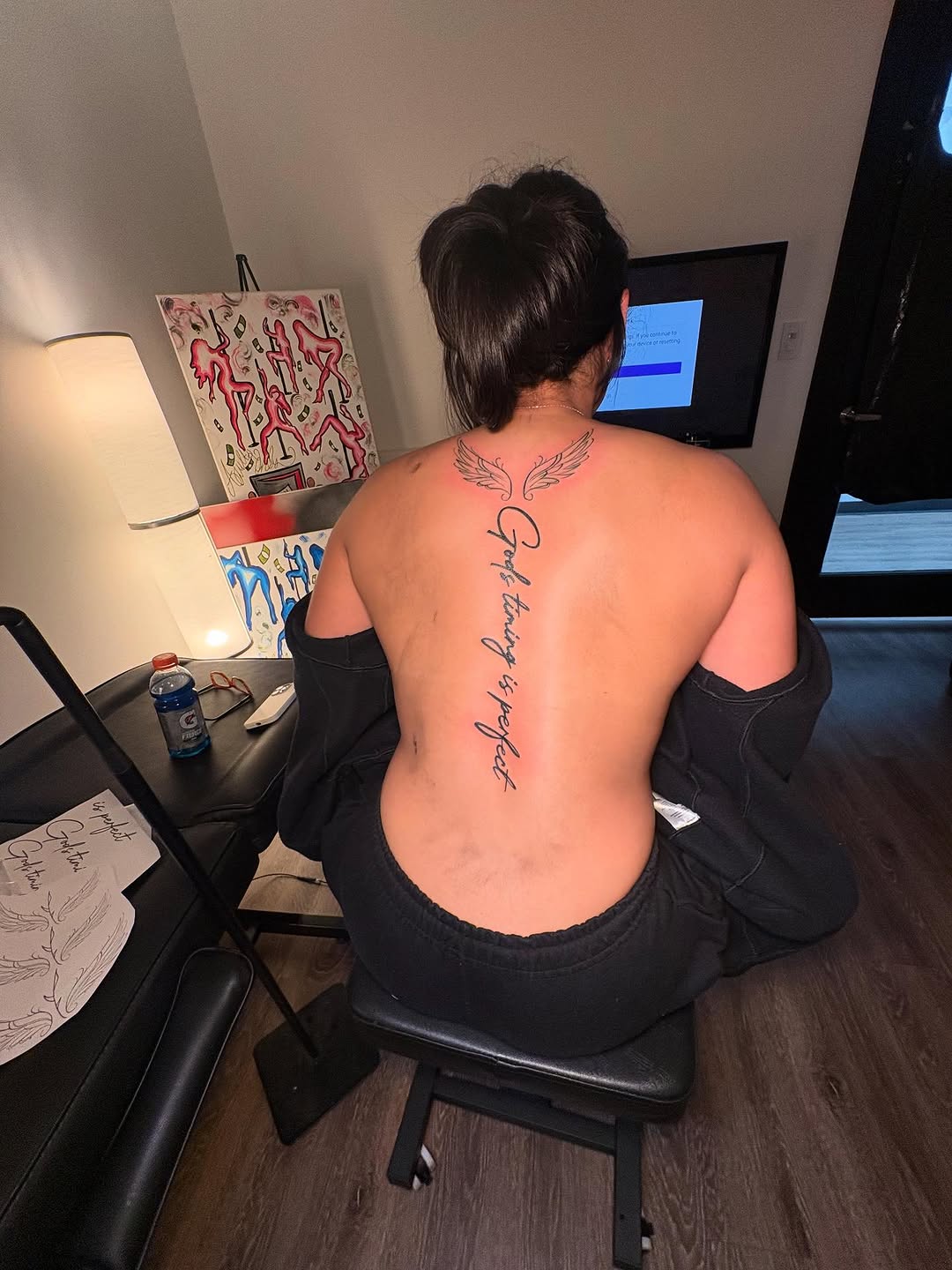 Wings and script blackwork tattoo on the back by Barbie Mari ๐
โญ๏ธ