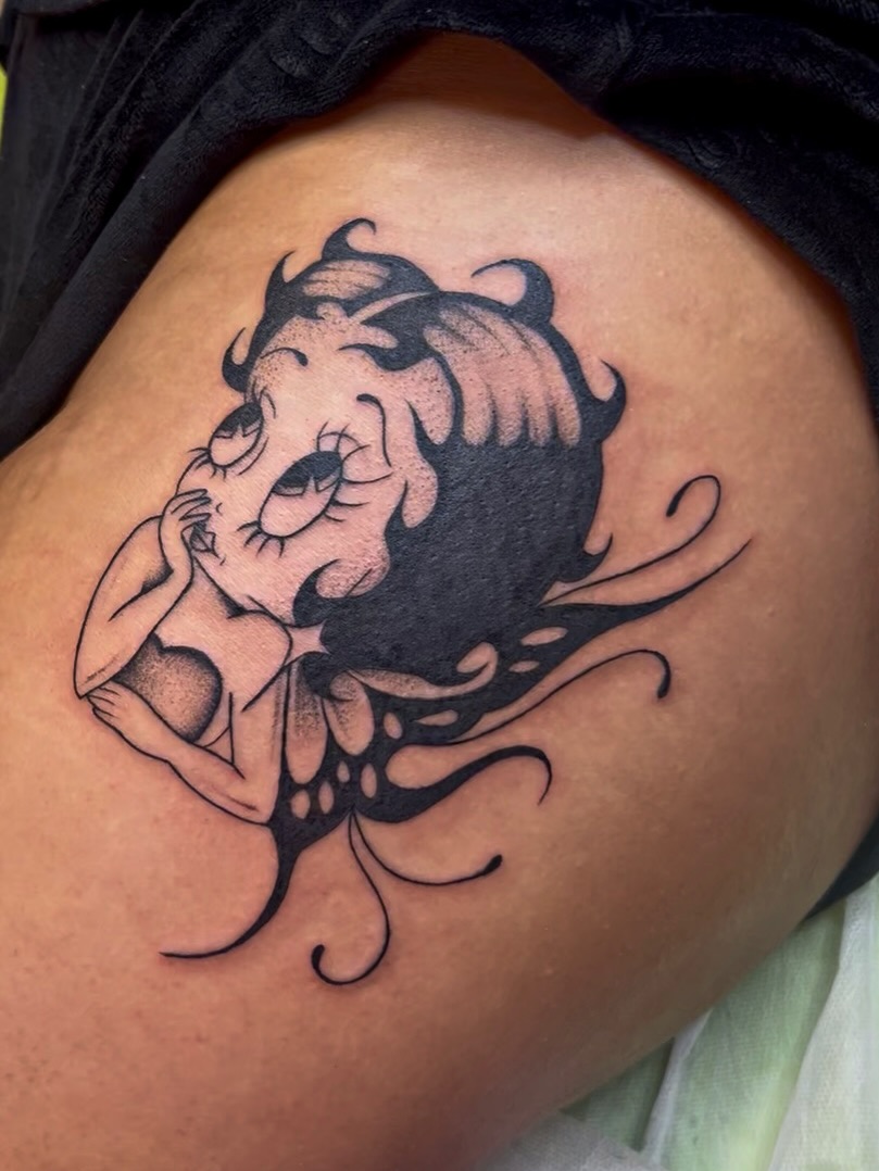 Betty boop black and grey tattoo on the thigh by Nadia ★