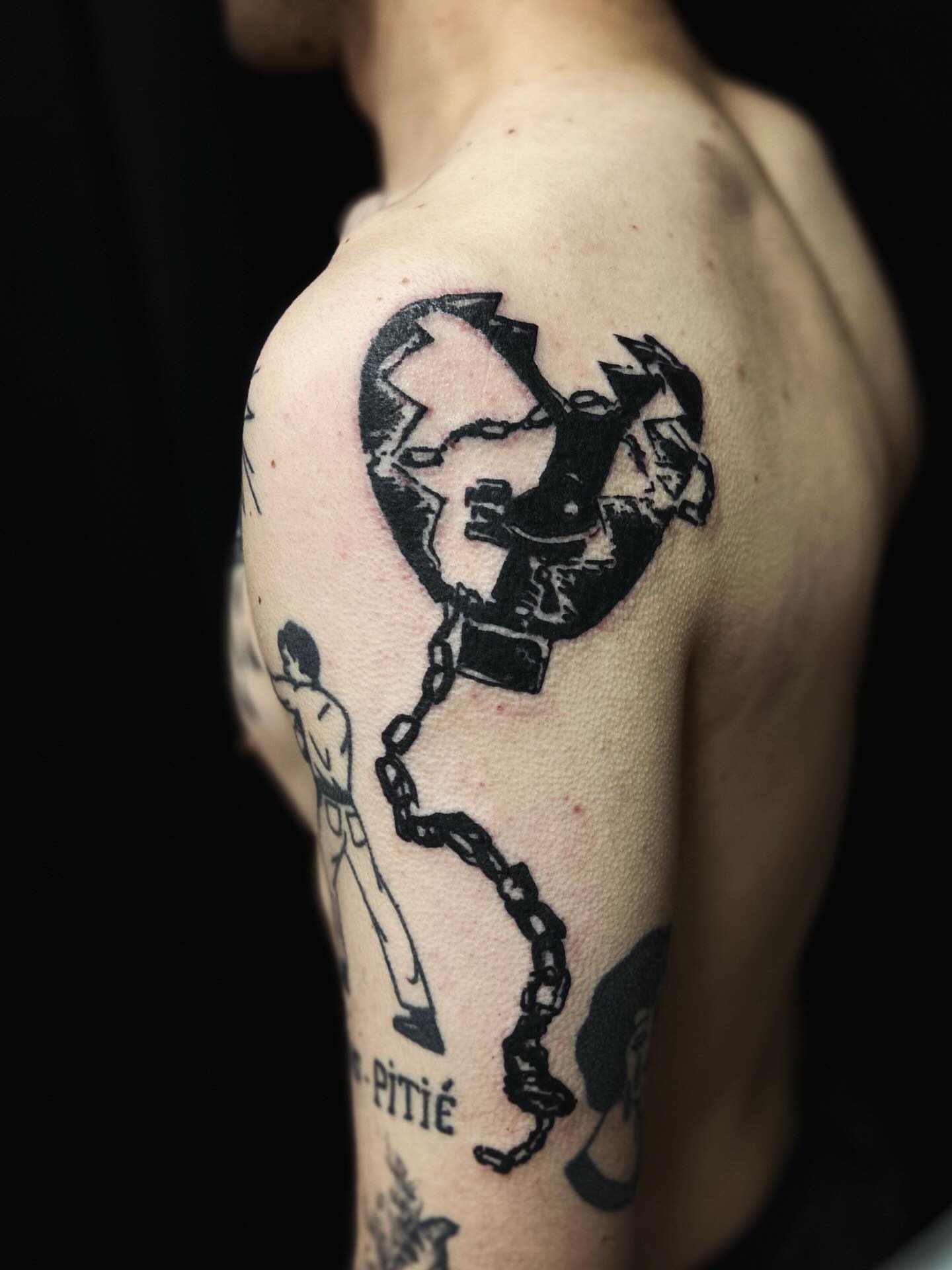 Broken globe with anchor black and grey tattoo on the shoulder by Comastein__________✍🏼️