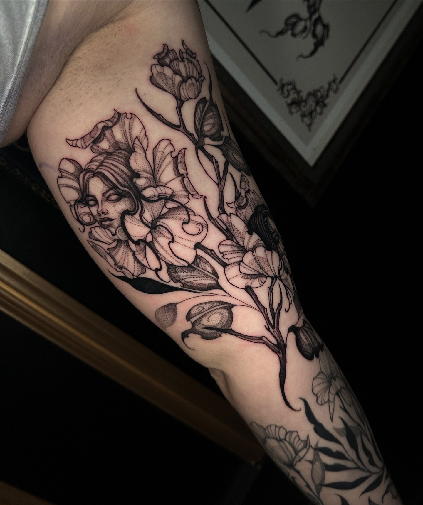 Floral and woman realism tattoo on the forearm by ๐ฎ๐๐๐ ๐ท๐๐๐๐ ๐ฑ๐๐๐๐๐