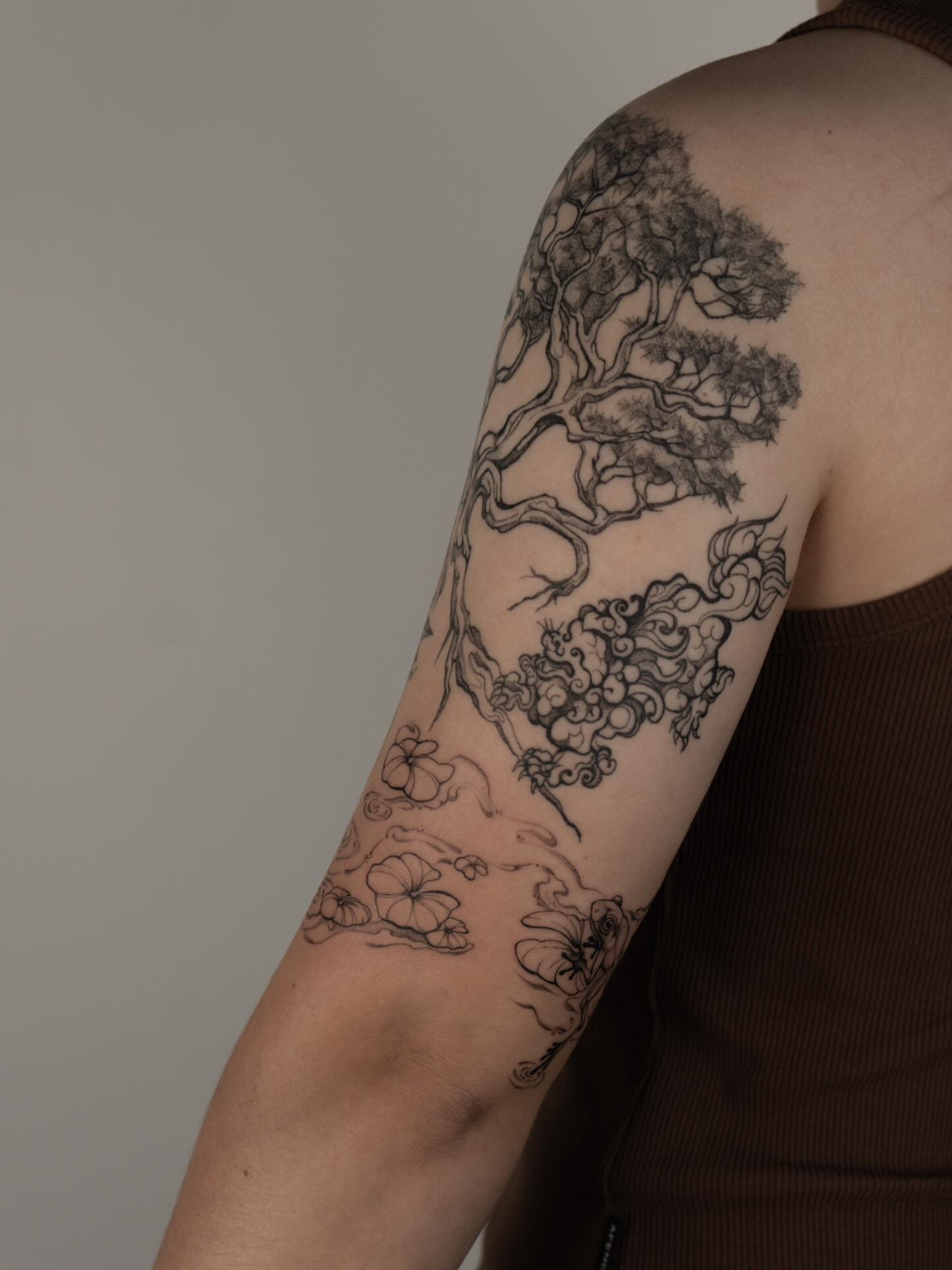 Tree and flowers dotwork tattoo on the upper arm by ᴛᴀᴛᴛᴏᴏ ᴀʀᴛɪꜱᴛ 📍Portland, OR