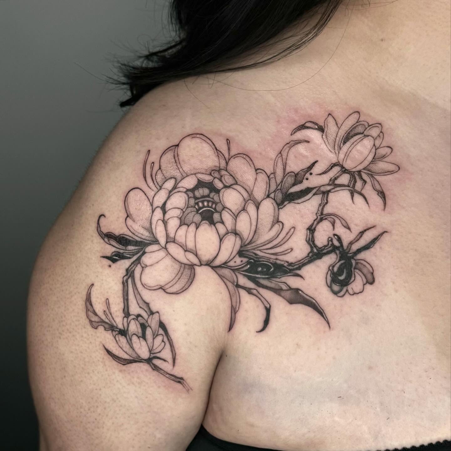 Flower bouquet realism tattoo on the shoulder by taline