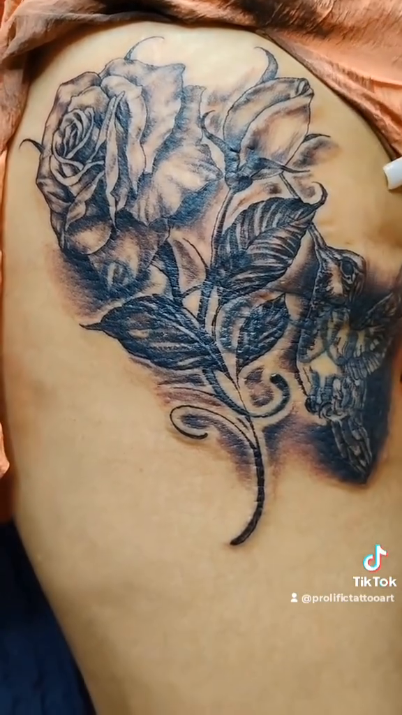 Roses and hummingbird neo-traditional tattoo on the shoulder by Alfredo Sosa