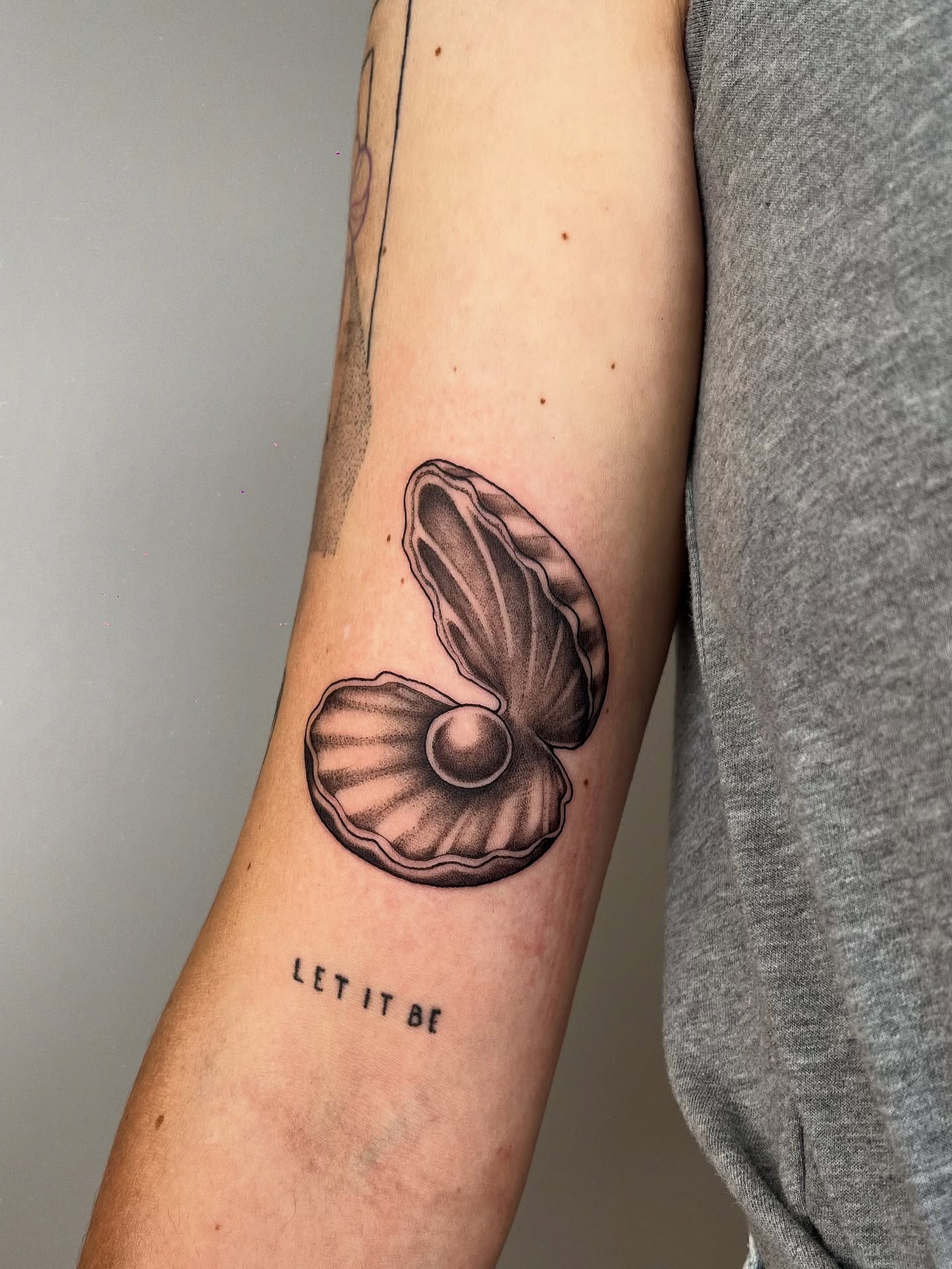 Tattoo by @leneya__valenti β dotwork, realism