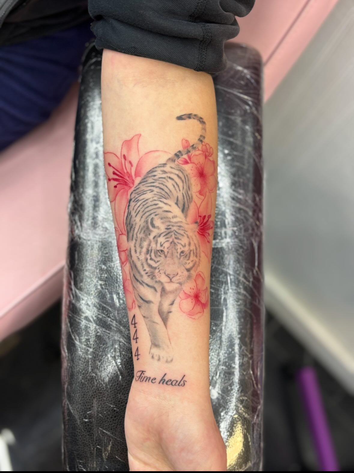 Tiger and flowers realism tattoo on the forearm by $weet little leslie 🩶🧚🏻‍♀️