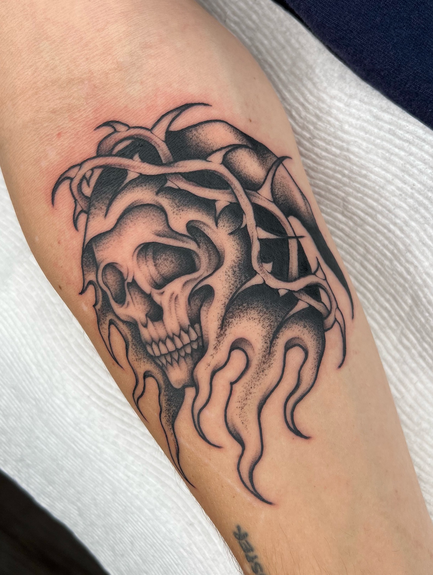 Flaming skull dotwork tattoo on the forearm by 𝔐𝔦𝔠𝔥𝔢𝔩𝔩𝔢 ℭ𝔥𝔞𝔪𝔢𝔯𝔩𝔦𝔨