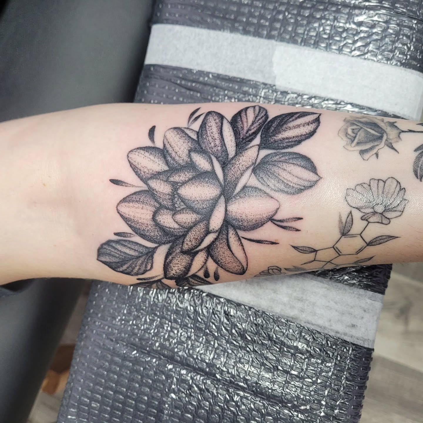 Tattoo by @tatsbykyra1 โ dotwork