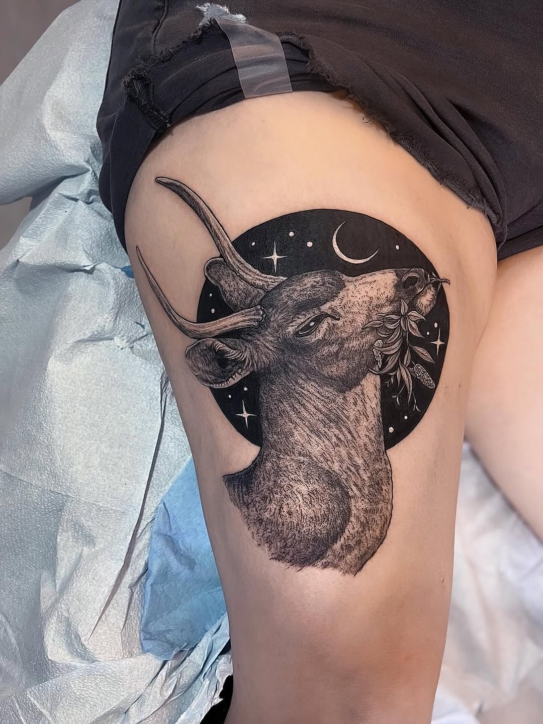 Deer head realism tattoo on the thigh by 𝗝𝗲𝘀𝘀𝗶𝗲 𝗩𝗶𝗼𝗹𝗲𝘁