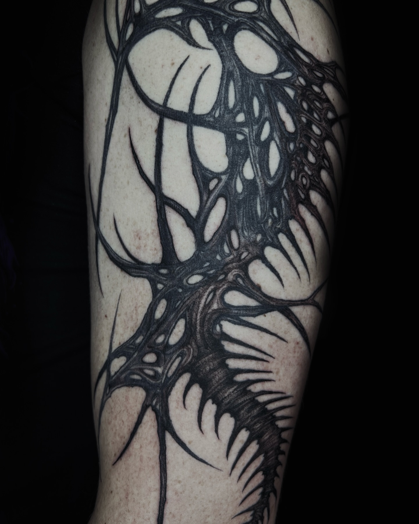 Tattoo by @axelj_ttt — black_and_grey, geometric