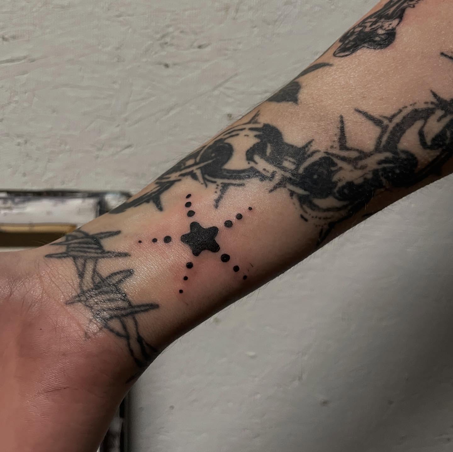 Barbed wire dotwork tattoo on the forearm by bisabuelita