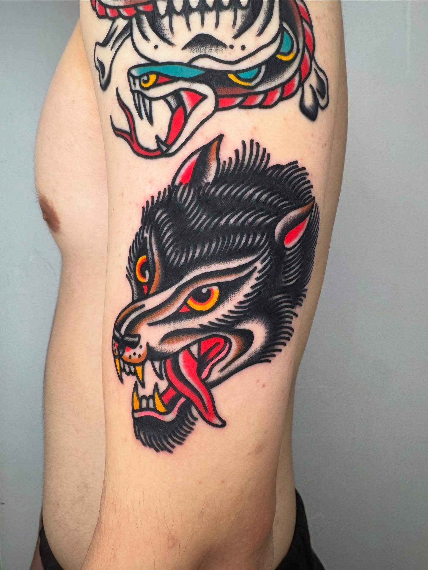 Wolf American traditional tattoo on the forearm by Oldschool Tattooer
