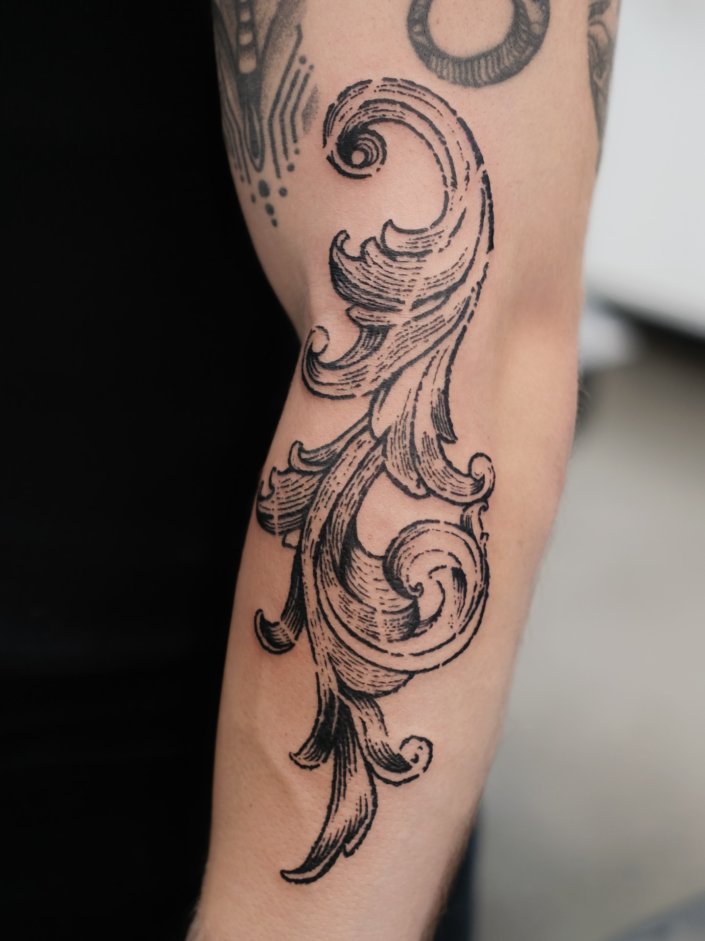 Scrollwork ornamental tattoo on the forearm by ꜰʟᴏʀᴀ ᴡᴏᴏᴅᴄᴜᴛ ᴛᴀᴛᴛᴏᴏ