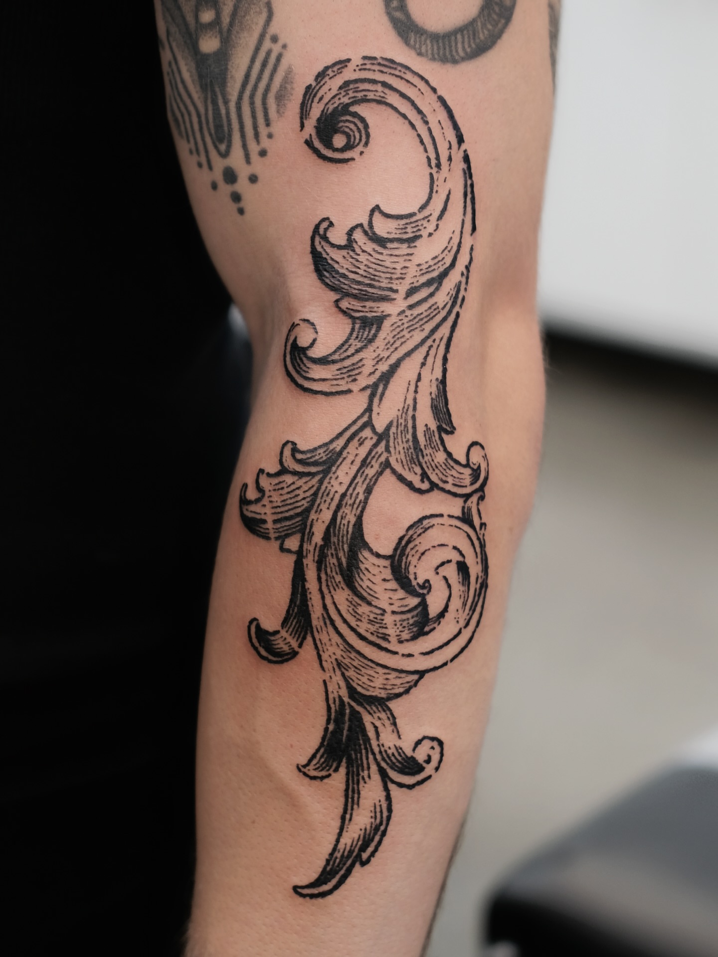 Scrollwork ornamental tattoo on the forearm by ꜰʟᴏʀᴀ ᴡᴏᴏᴅᴄᴜᴛ ᴛᴀᴛᴛᴏᴏ