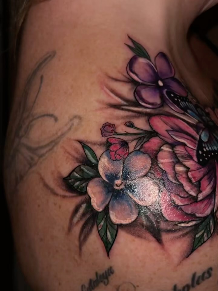 Floral arrangement with butterfly neo-traditional tattoo on the shoulder by Mi♥️Amor♥️Ink