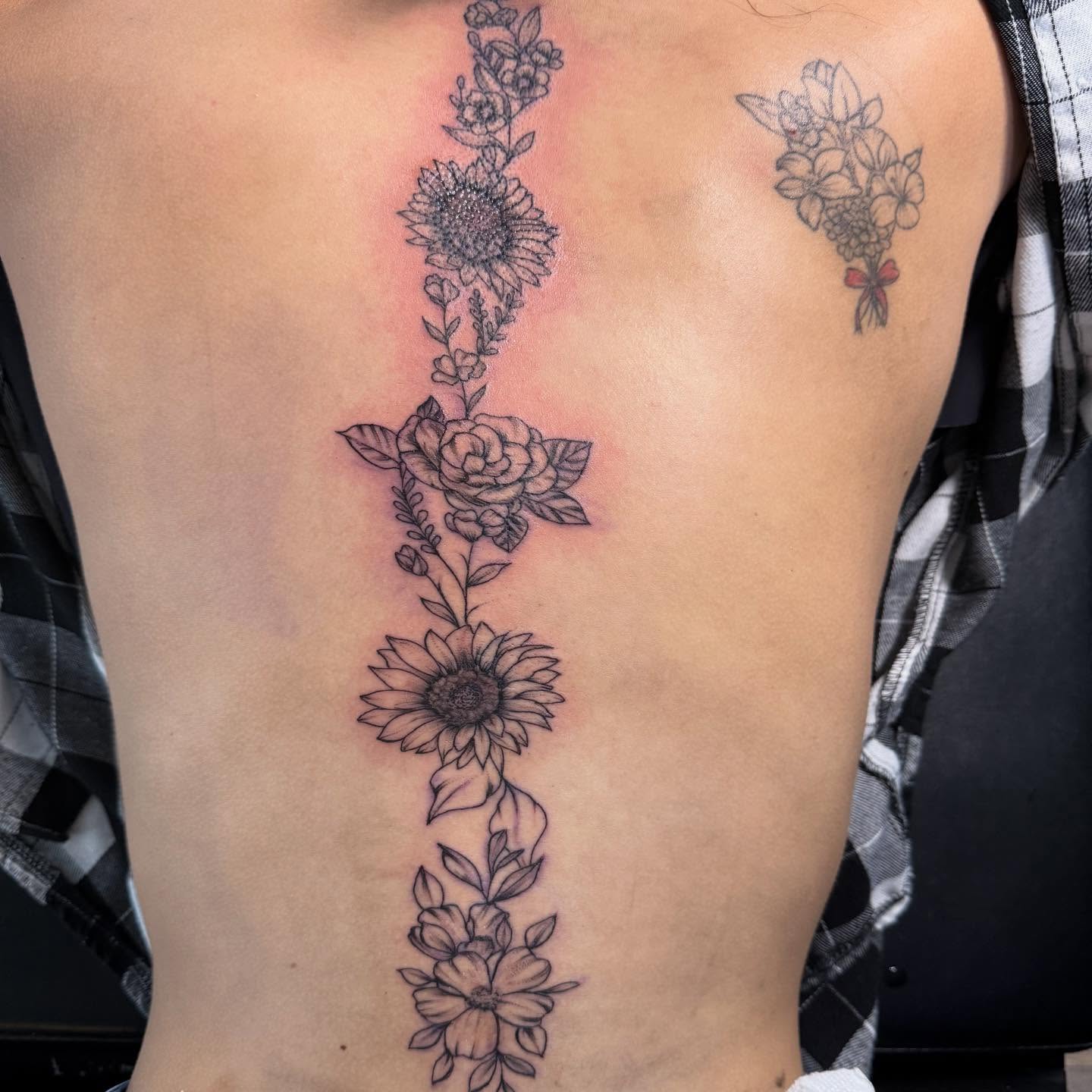 Floral arrangement black and grey tattoo on the ribs by Jillian Pardy