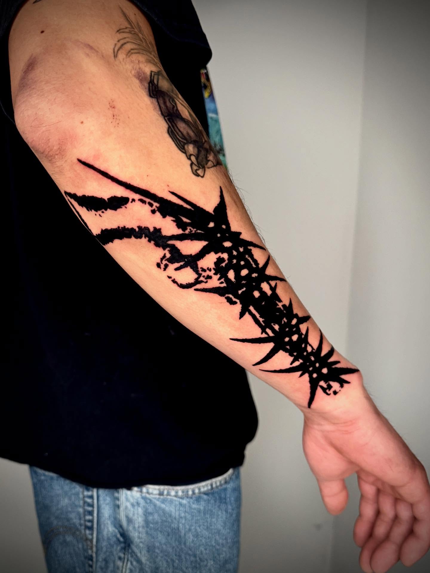 Barbed wire black and grey tattoo on the forearm by 𝔠𝔲𝔯𝔱𝔦𝔰 ~ tattoo artist