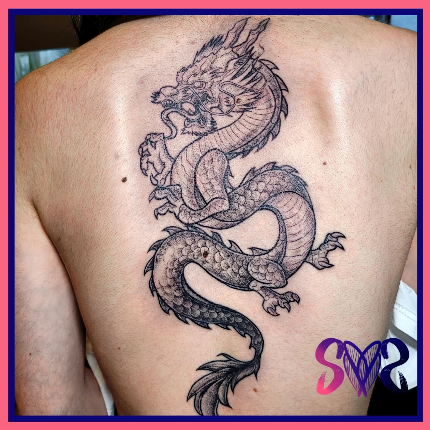 Dragon dotwork tattoo on the back by Sooz, Tours, Centre-Val de Loire