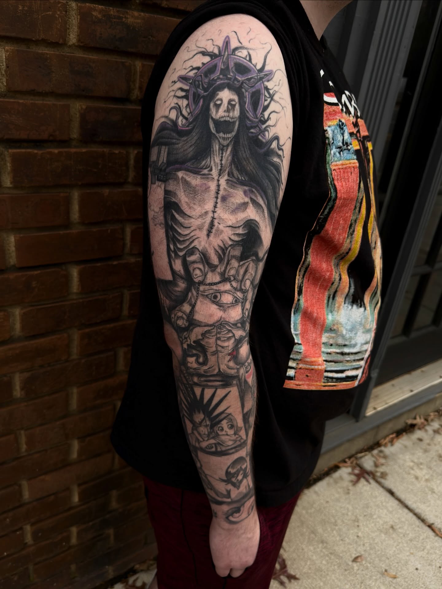 Skeleton with crown dark realism tattoo on the upper arm by 𝔐𝔦𝔠𝔥𝔢𝔩𝔩𝔢𝔫 🦇