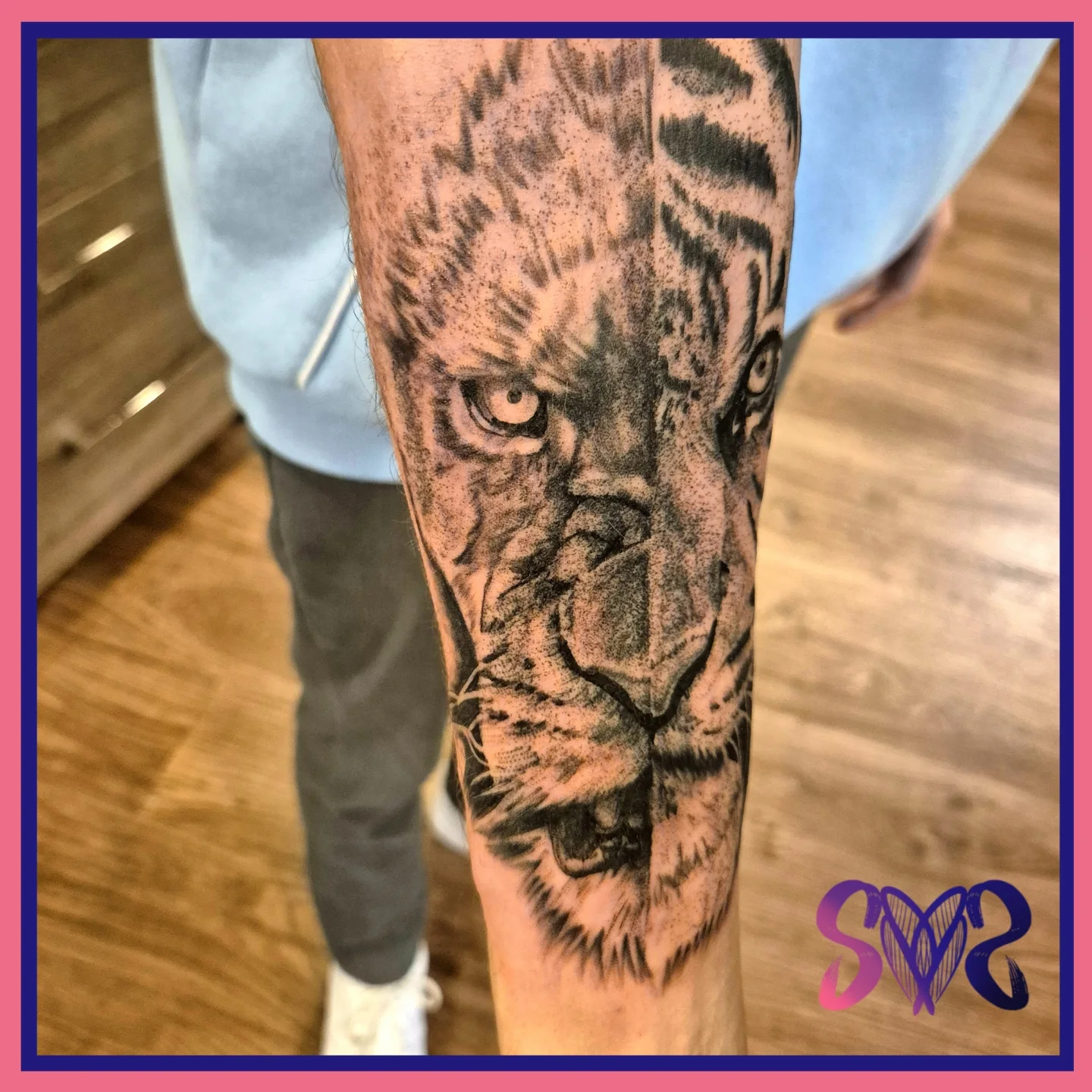 Lion realism tattoo on the forearm by Sooz, Tours, Centre-Val de Loire