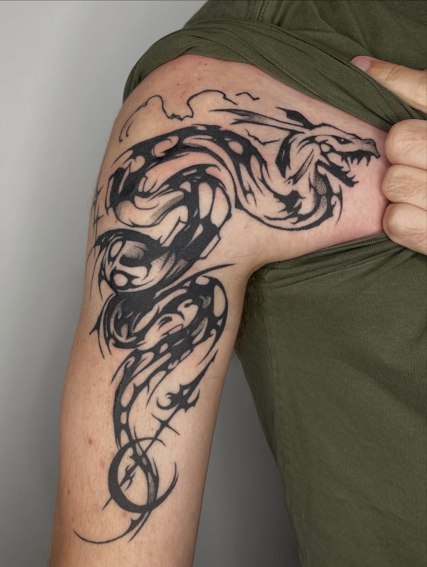 Dragon tribal tattoo on the upper arm by Mia 	\(★ω★)