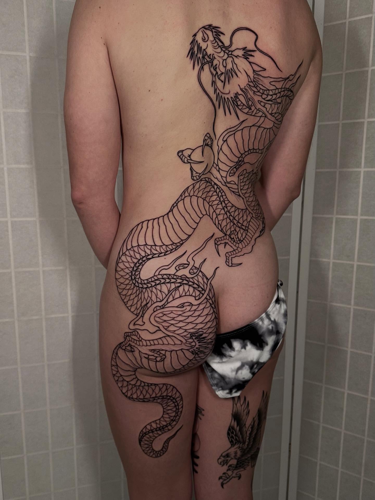 Dragon black and grey tattoo on the back by Henry Gaßner
