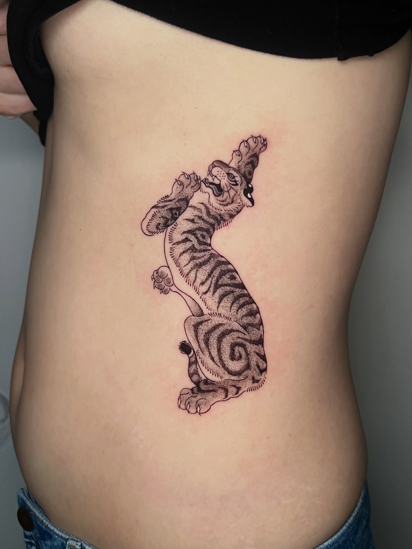 Tiger dotwork tattoo on the ribs by AJ π°π· LA tattoo