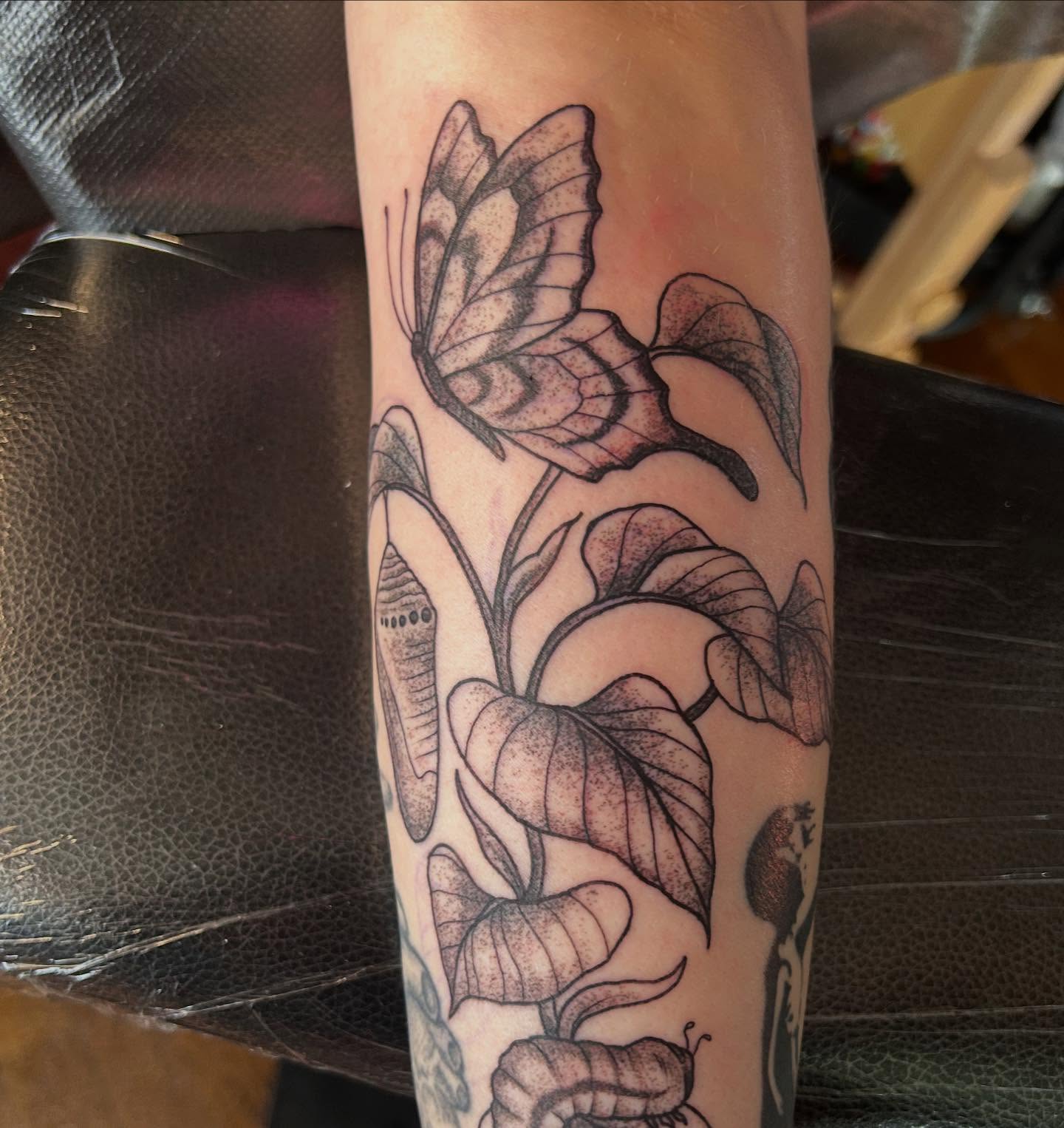 Tattoo by @inkslingingtattoo โ dotwork, fine_line