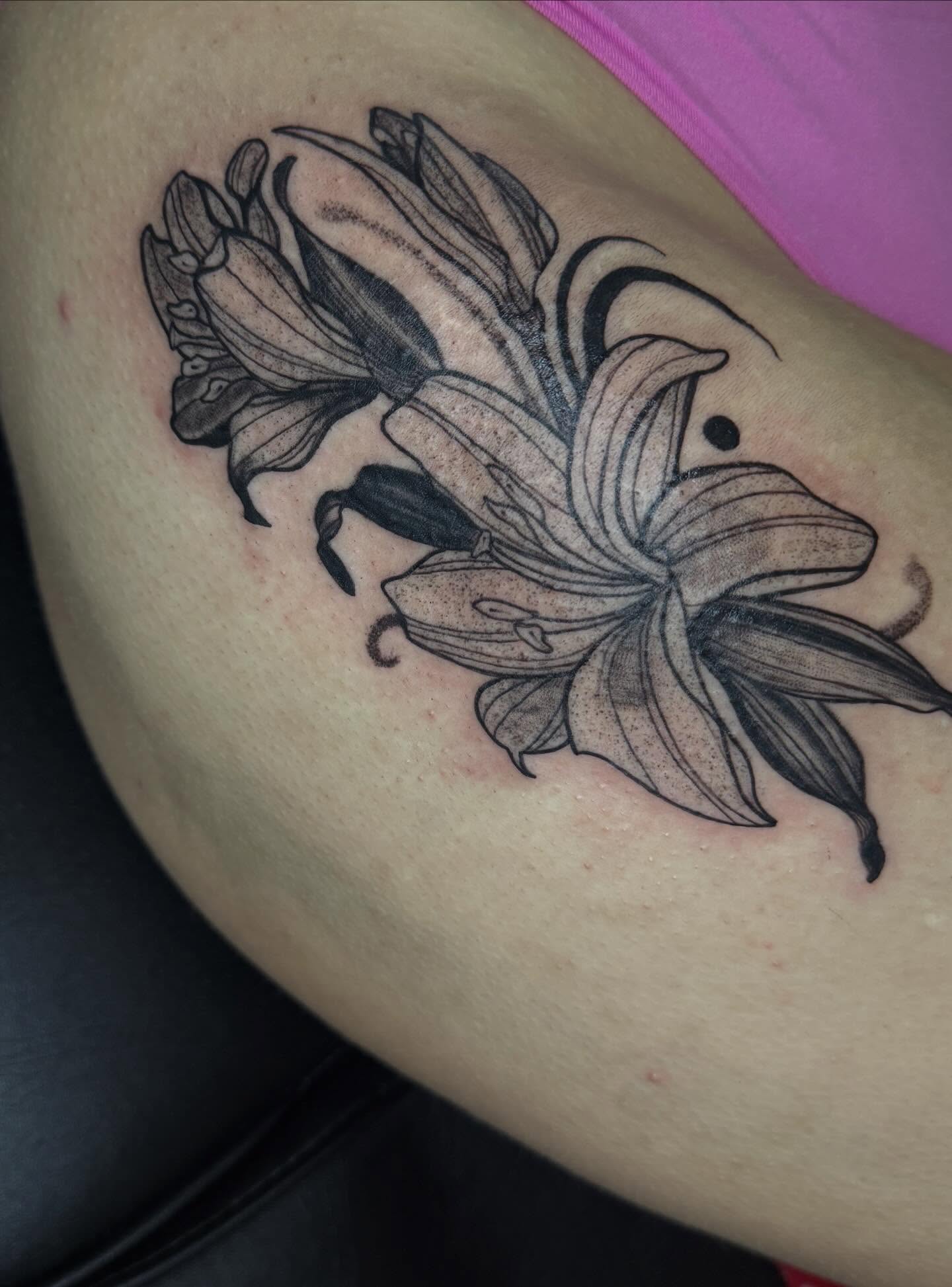Lily black and grey tattoo on the thigh by Destini