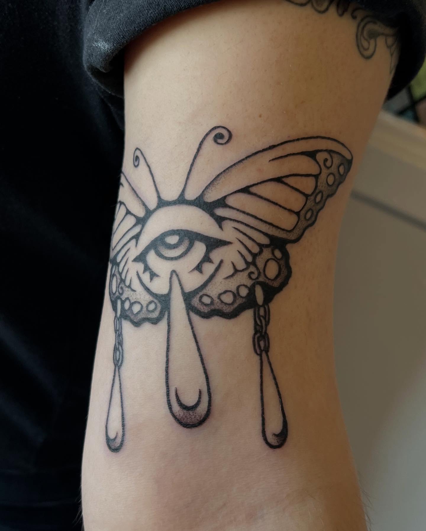 Tattoo by @rachelradiant — black_and_grey