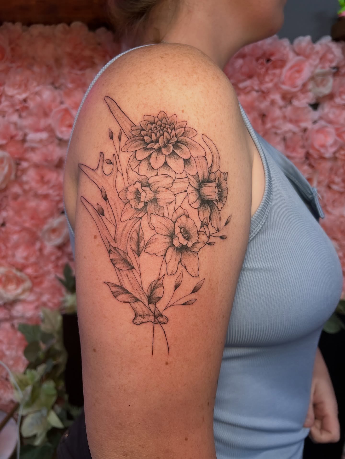Flower bouquet realism tattoo on the upper arm by 𝒱𝒽𝓎𝓍𝒾𝓃