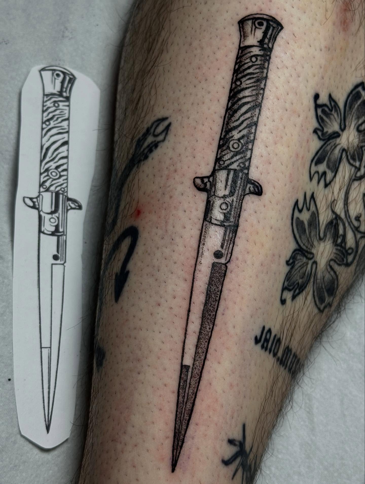 Knife black and grey tattoo on the forearm by Marta La Jirafa