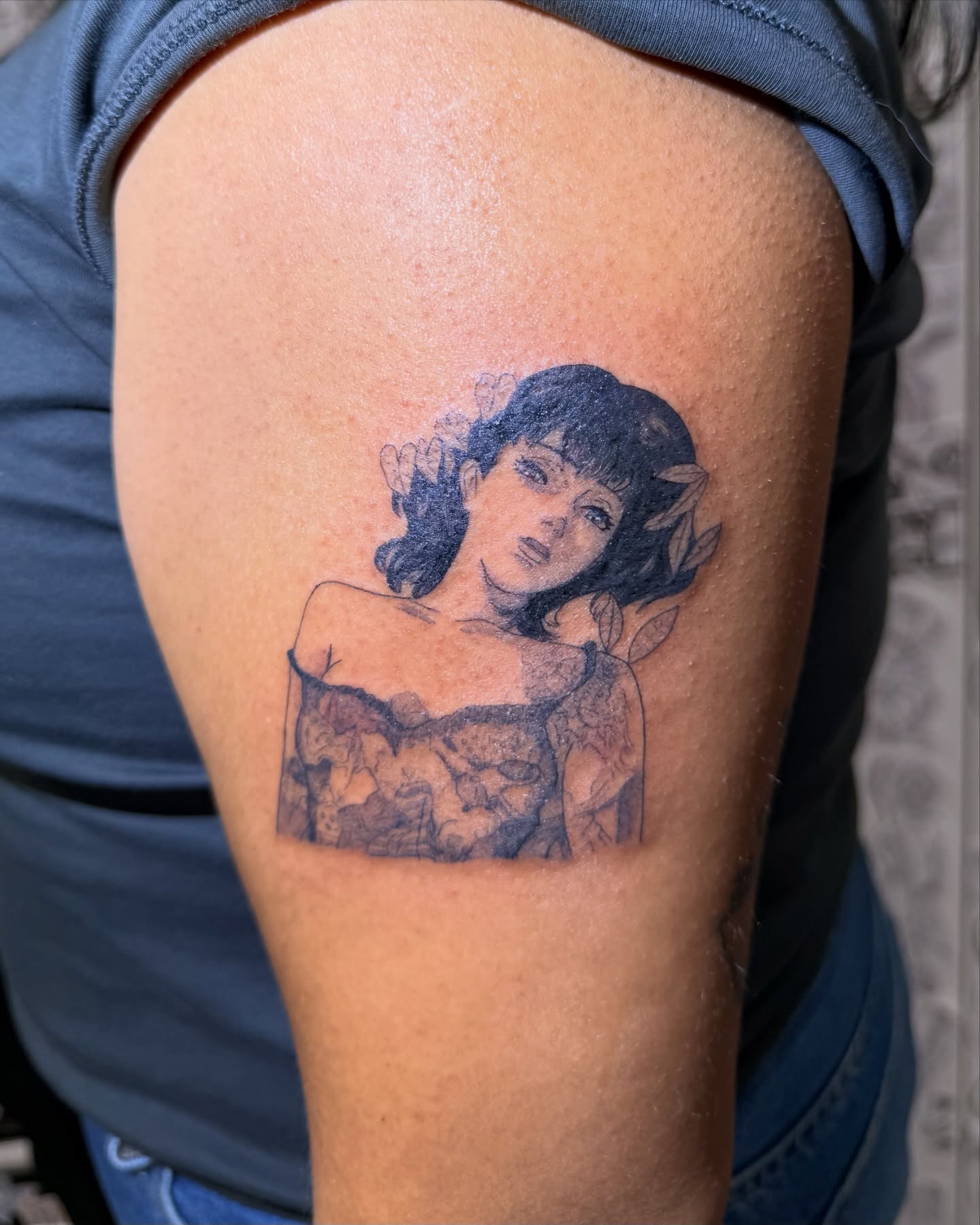 Woman with leaves black and grey tattoo on the shoulder by ꧁༒
