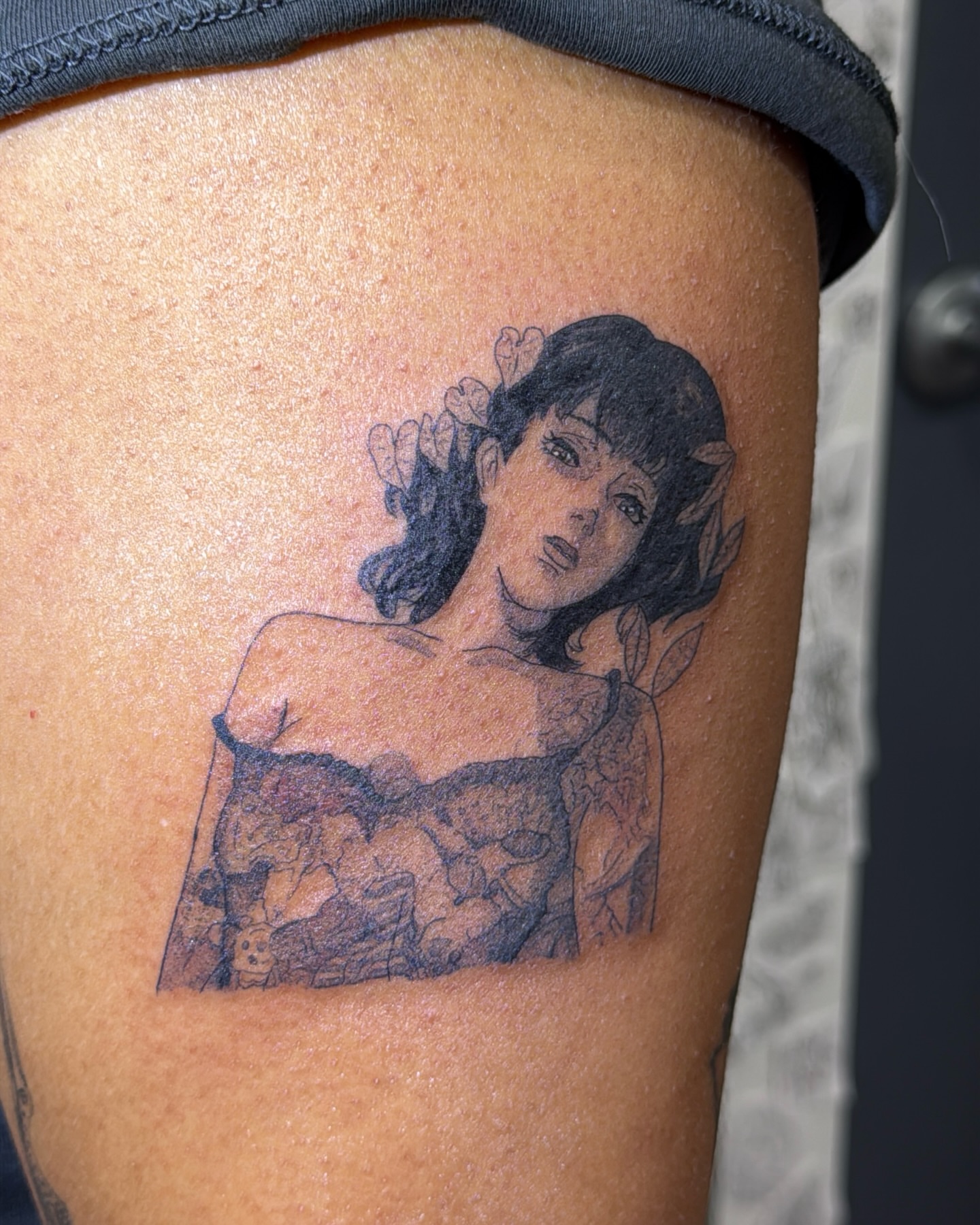 Elf woman black and grey tattoo on the thigh by ꧁༒