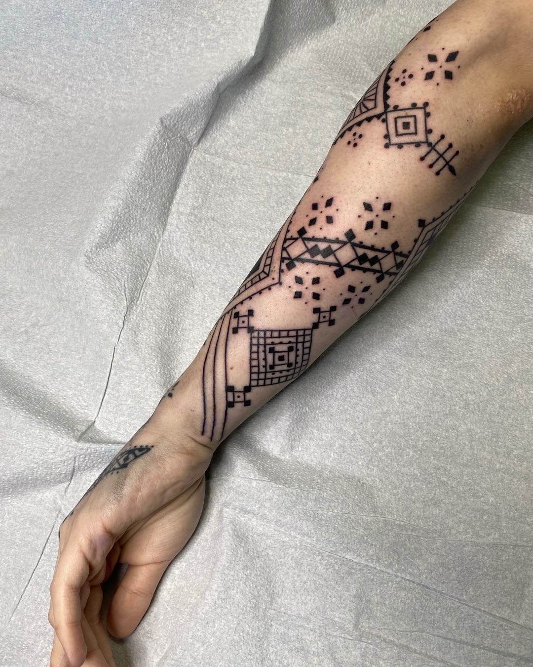 Tattoo by @daverodrigueztattoos — geometric