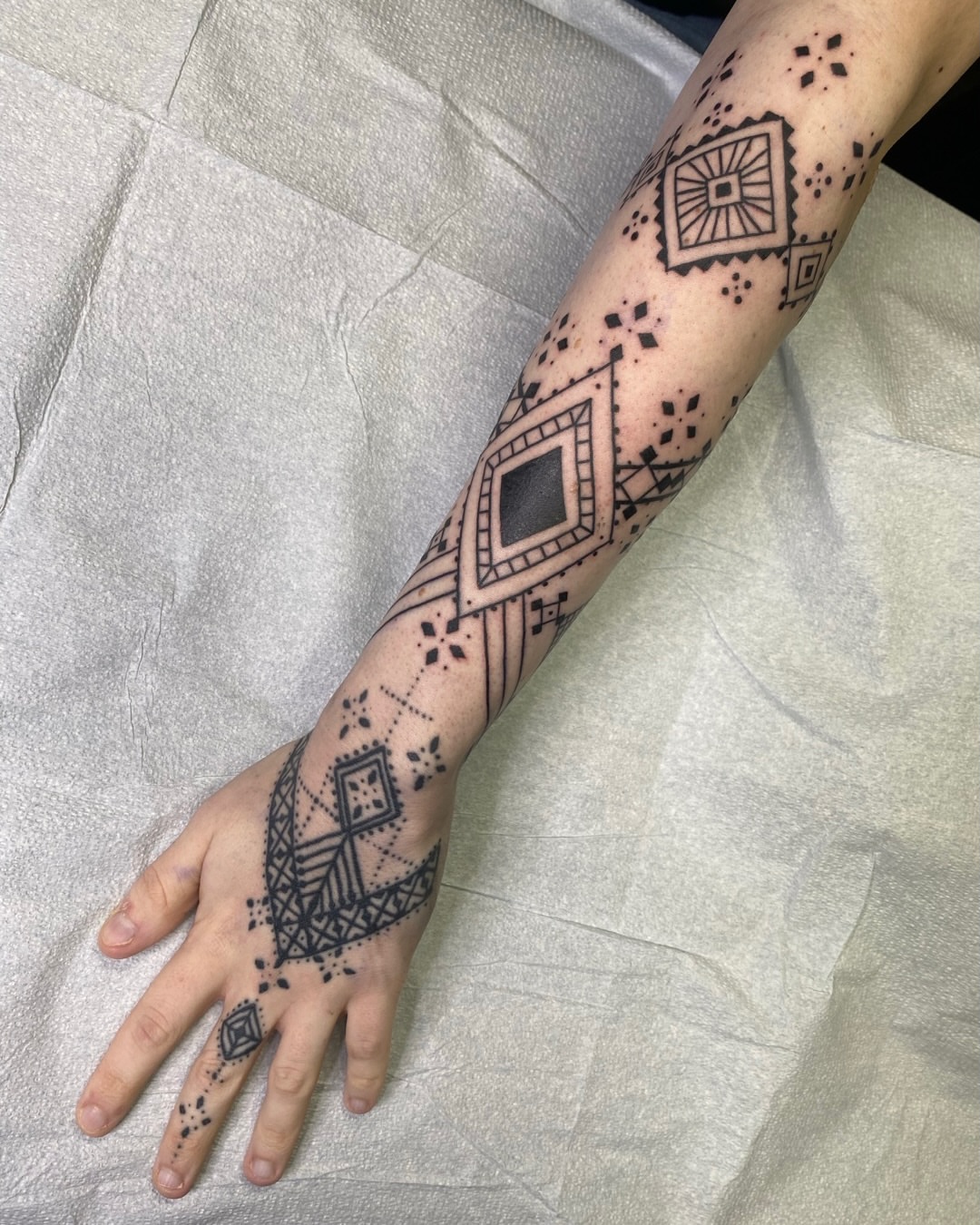 Tattoo by @daverodrigueztattoos — geometric
