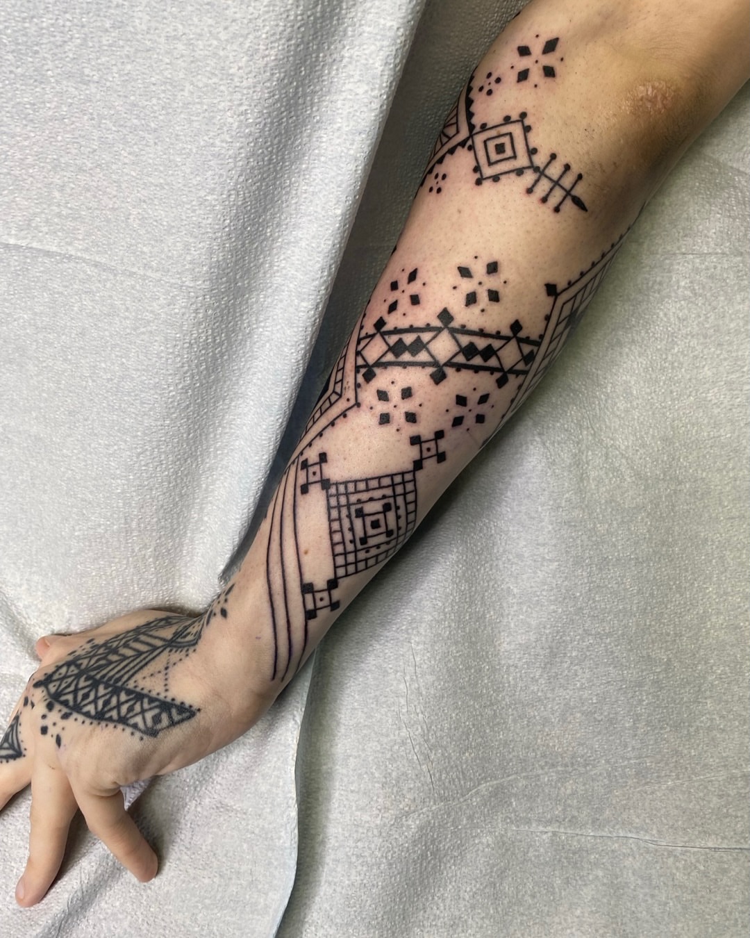 Tattoo by @daverodrigueztattoos — geometric