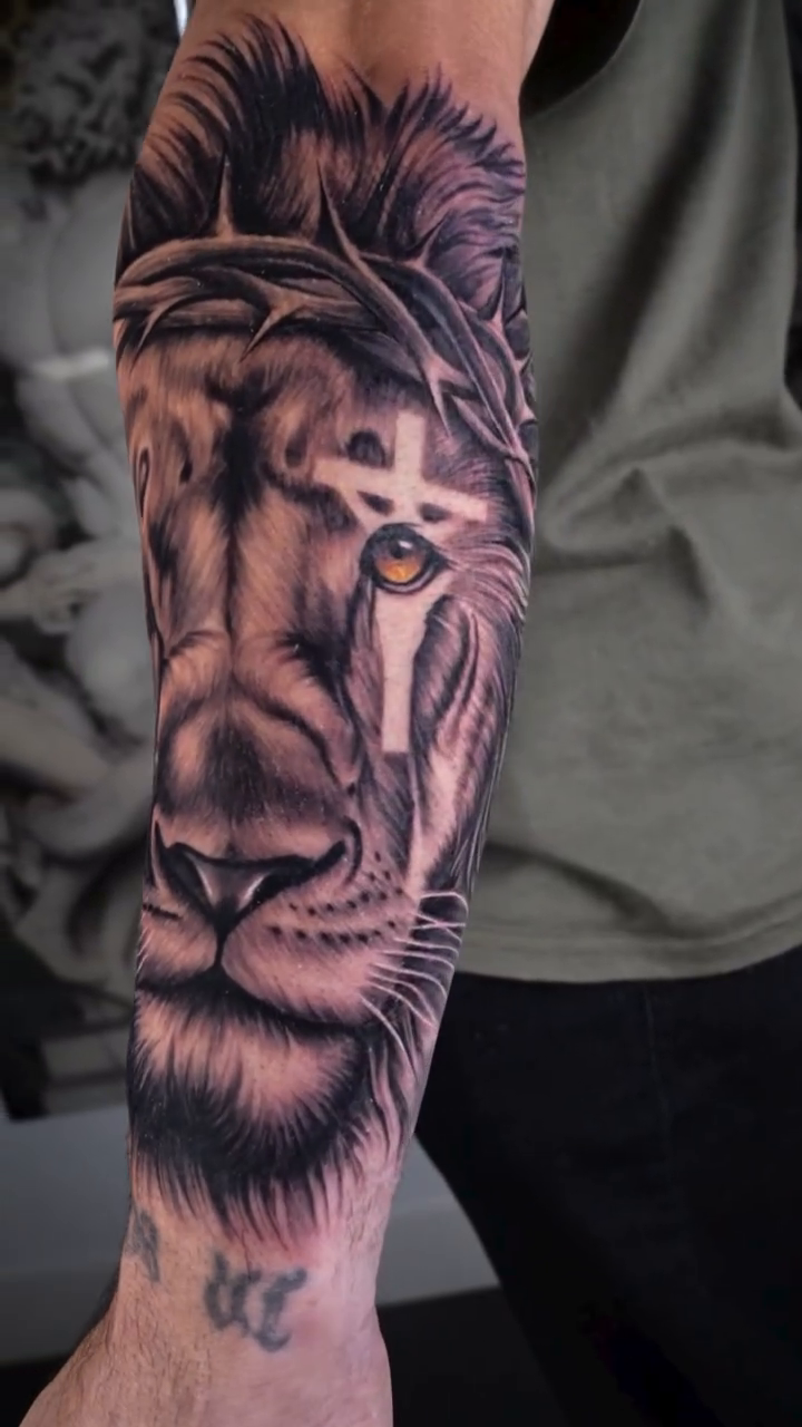 Lion with crown of thorns realism tattoo by Fernando Andrade Jr