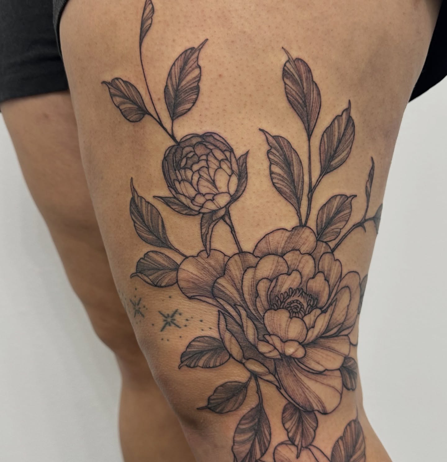 Peony black and grey tattoo on the thigh by ๐ฌ๐๐๐ฏ๐ ๐ฆ ๐๐ฉ๐ฆ๐ท๐๐๐ข๐ฑ๐ฅ ๐ซง๐ผ, Joplin, Missouri